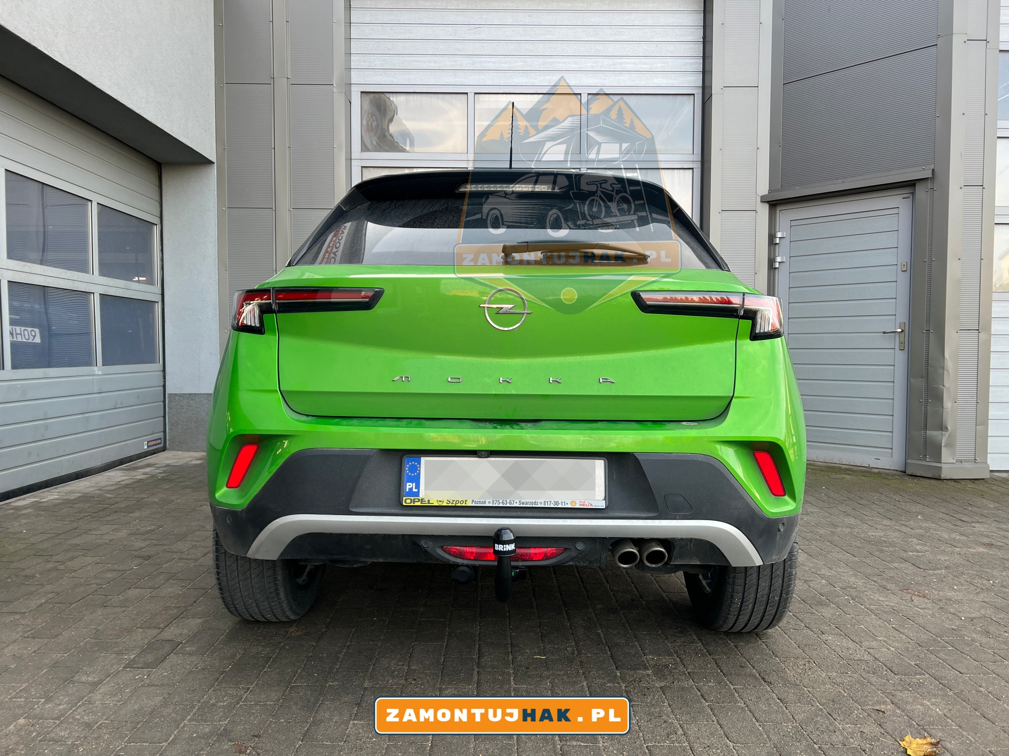 Zdjęcie Opla Mokki z zamontowanym hakiem holowniczym Westfalia A40V, zdjęcie zrobione z tyłu samochodu